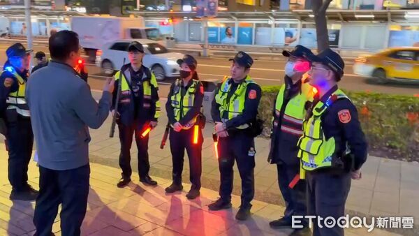 ▲松山警方在台北小巨蛋周遭捷運站出入口佈署持長槍警力維安。(圖/記者張君豪翻攝)