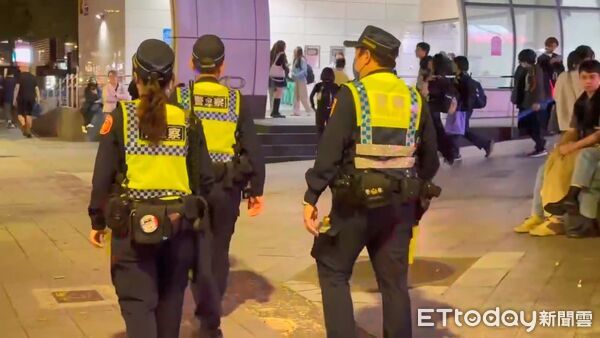 ▲松山警方在台北小巨蛋周遭捷運站出入口佈署持長槍警力維安。(圖/記者張君豪翻攝)