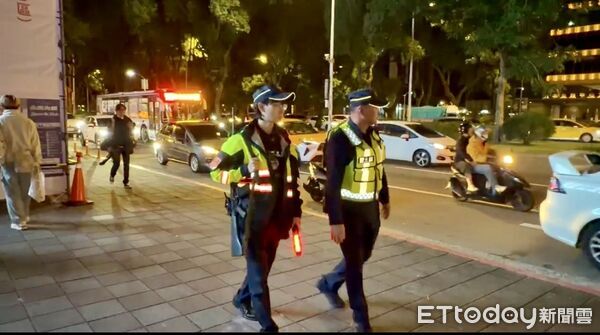 ▲松山警方在台北小巨蛋周遭捷運站出入口佈署持長槍警力維安。(圖/記者張君豪翻攝)