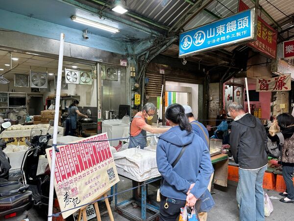 ▲▼「秦記傳統山東饅頭」忠貞市場內超過四十年老字號眷村味。(圖/部落客VIVIYU提供)