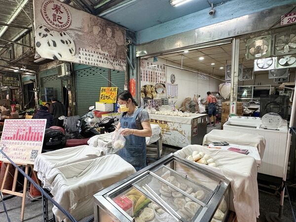 ▲▼「秦記傳統山東饅頭」忠貞市場內超過四十年老字號眷村味。(圖/部落客VIVIYU提供)