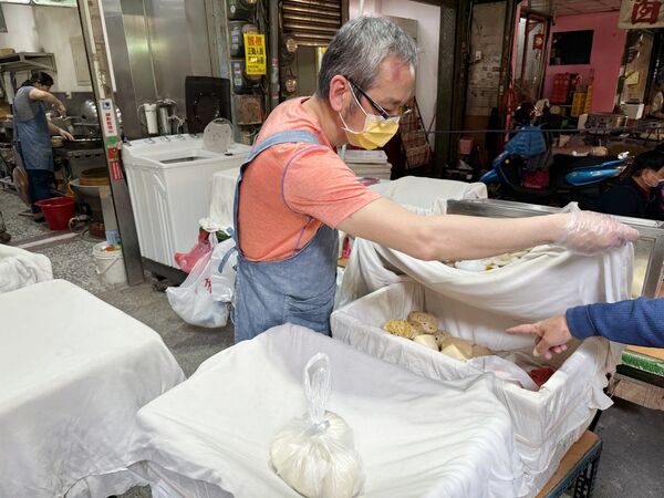 ▲▼「秦記傳統山東饅頭」忠貞市場內超過四十年老字號眷村味。(圖/部落客VIVIYU提供)