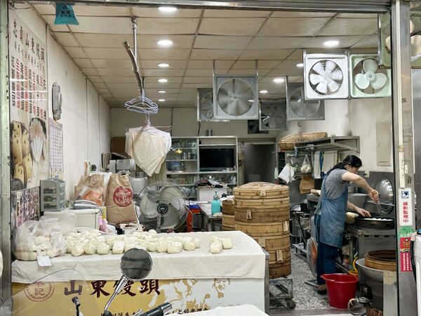 ▲▼「秦記傳統山東饅頭」忠貞市場內超過四十年老字號眷村味。(圖/部落客VIVIYU提供)