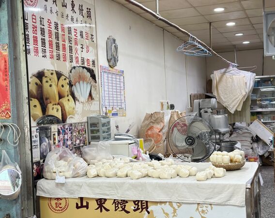 ▲▼「秦記傳統山東饅頭」忠貞市場內超過四十年老字號眷村味。(圖/部落客VIVIYU提供)