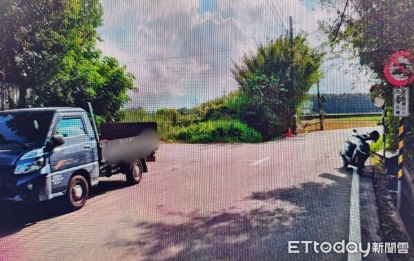▲小貨車行經T字路口與欲左轉的機車發生碰撞。(圖/八德警分局提供)
