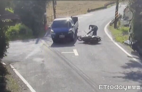 ▲▼機車騎士當場噴飛於數公尺外跌落。(圖/八德警分局提供)