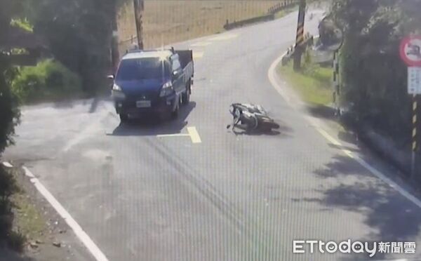 ▲▼機車騎士當場噴飛於數公尺外跌落。(圖/八德警分局提供)