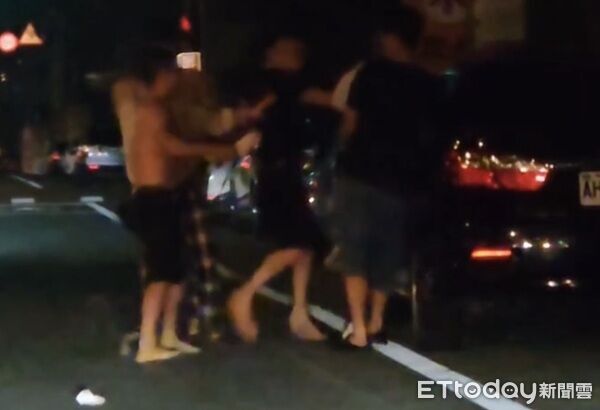 ▲▼因叫喊聲過大引起不滿,三名外籍男子赤裸上半身短褲圍毆追打黎男。(圖/民眾提供)