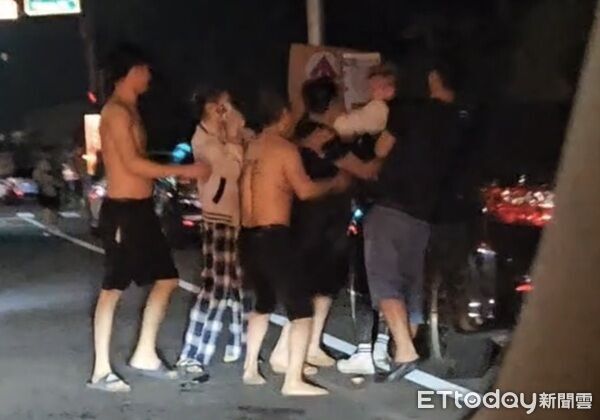 ▲▼因叫喊聲過大引起不滿,三名外籍男子赤裸上半身短褲圍毆追打黎男。(圖/民眾提供)