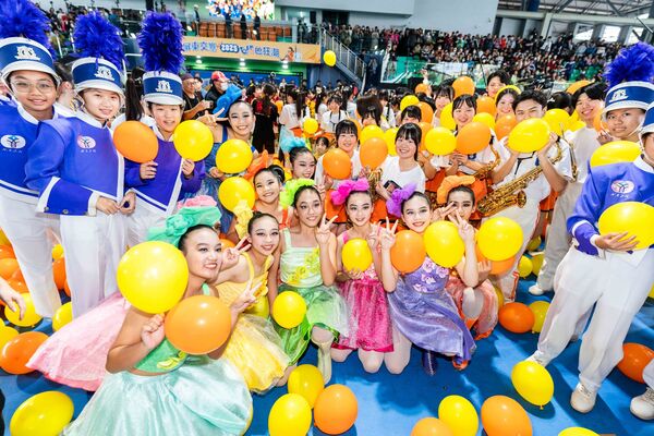 ▲▼被封為「橘色惡魔」的日本京都橘高校吹奏樂部,近日與屏東女中儀隊、南榮國中行進管樂隊、美和科技大學熊鷹儀隊,共同交流演出。(圖/文總提供)