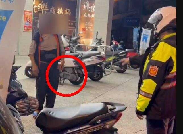 ▲彰化市鬧區有街友疑似喝酒拿鐮刀警方立即到場將人制伏。(圖/翻攝自彰化人大小事)