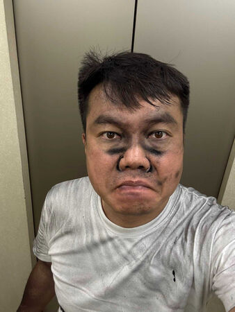 娛樂報報/金曲歌手「騎腳踏車去上班」被直擊 陳布朗黑臉路人驚呼萬聖節