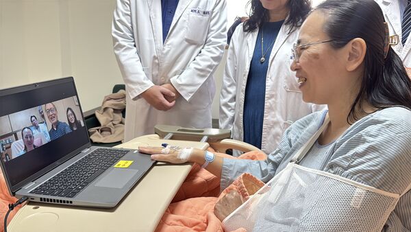 ▲蔣萬安下午赴台大醫院向醫師顏瑞昇、顏均蓉父女檔致謝;女傷者也與醫師視訊表達感激之情。(圖/北市府提供)