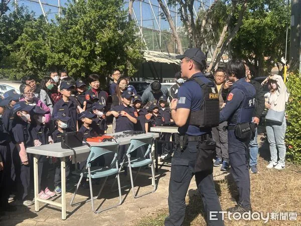 ▲▼台中市議員李天生舉辦「小小警察體驗營」,吸引上百名學童參加。(圖/李天生提供,下同)