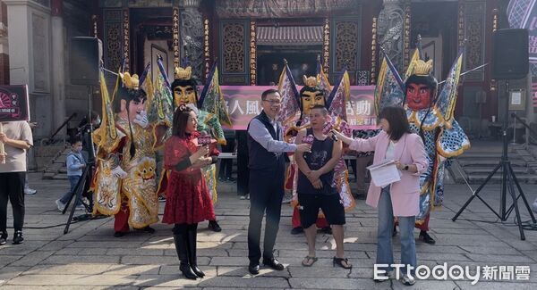 ▲「保庇天后」王彩樺現身台南祀典大天后宮,與公路局攜手宣導用路人風險意識,提醒民眾遵守交通規則、遠離事故風險。(記者林東良翻攝,下同)