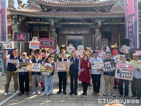 ▲「保庇天后」王彩樺現身台南祀典大天后宮,與公路局攜手宣導用路人風險意識,提醒民眾遵守交通規則、遠離事故風險。(記者林東良翻攝,下同)