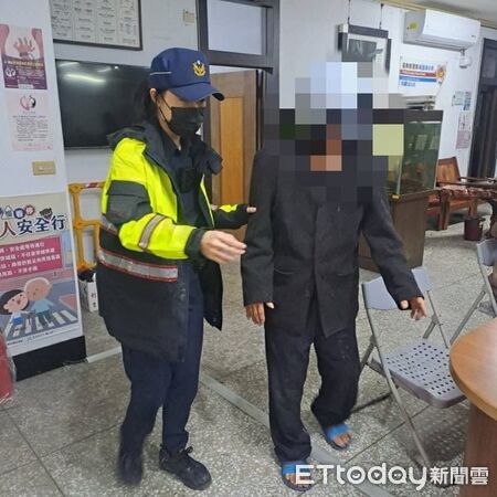 ▲台東馬蘭警護送迷途老翁返家傳遞溫情。(圖/記者楊晨東翻攝)