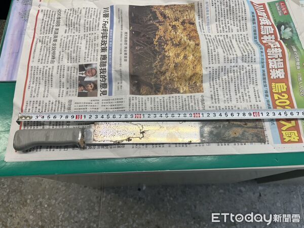 ▲▼高雄男街頭爆糾紛突放火!機車踏板藏柴刀 引發恐慌遭送辦。(圖/記者許宥孺翻攝)