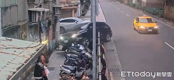 ▲松山區21日下午發生黑色休旅車暴衝撞人行道5機車意外。(圖/記者張君豪翻攝)