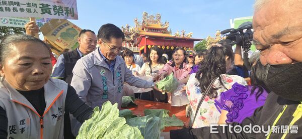▲▼ 民進黨嘉義縣長參選人黃榮利 用行動力挺菜農!首批免費發送2500顆高麗菜給鄉親 。(圖/記者翁伊森攝)