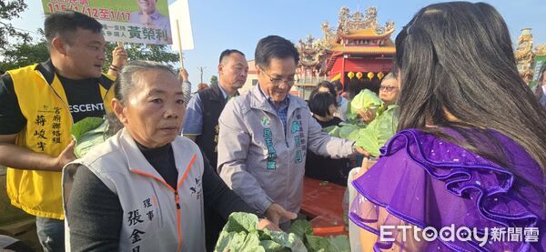 ▲▼ 民進黨嘉義縣長參選人黃榮利 用行動力挺菜農!首批免費發送2500顆高麗菜給鄉親 。(圖/記者翁伊森攝)
