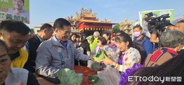 ▲▼ 民進黨嘉義縣長參選人黃榮利 用行動力挺菜農!首批免費發送2500顆高麗菜給鄉親 。(圖/記者翁伊森攝)