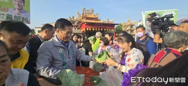 ▲▼ 民進黨嘉義縣長參選人黃榮利 用行動力挺菜農!首批免費發送2500顆高麗菜給鄉親 。(圖/記者翁伊森攝)