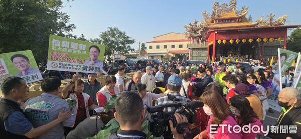 ▲▼ 民進黨嘉義縣長參選人黃榮利 用行動力挺菜農!首批免費發送2500顆高麗菜給鄉親 。(圖/記者翁伊森攝)