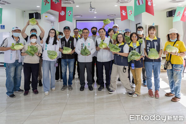 ▲立委林國成冬至南下台南永康,與林乃立一同走入永康基層區發送高麗菜,與鄉親分享補冬心意,現場氣氛溫馨。(記者林東良翻攝,下同)