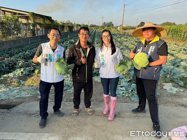▲立委林國成冬至南下台南永康,與林乃立一同走入永康基層區發送高麗菜,與鄉親分享補冬心意,現場氣氛溫馨。(記者林東良翻攝,下同)