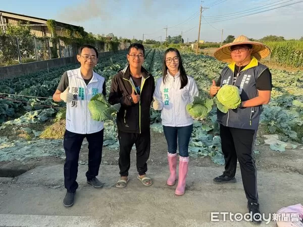 ▲立委林國成冬至南下台南永康,與林乃立一同走入永康基層區發送高麗菜,與鄉親分享補冬心意,現場氣氛溫馨。(記者林東良翻攝,下同)