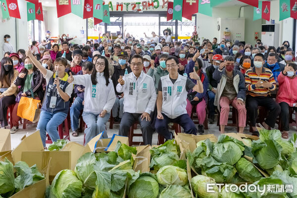 ▲立委林國成冬至南下台南永康,與林乃立一同走入永康基層區發送高麗菜,與鄉親分享補冬心意,現場氣氛溫馨。(記者林東良翻攝,下同)