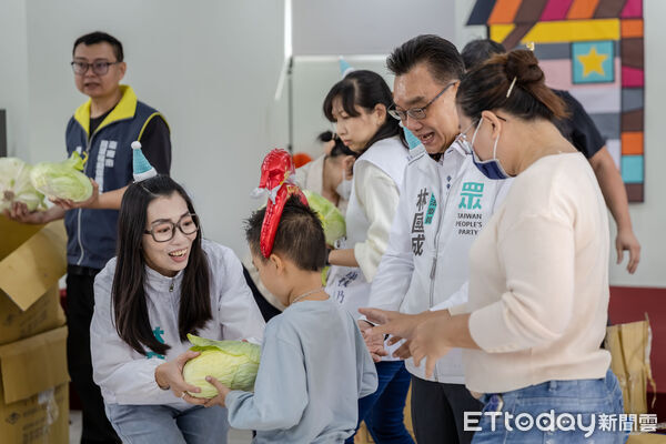 ▲立委林國成冬至南下台南永康,與林乃立一同走入永康基層區發送高麗菜,與鄉親分享補冬心意,現場氣氛溫馨。(記者林東良翻攝,下同)