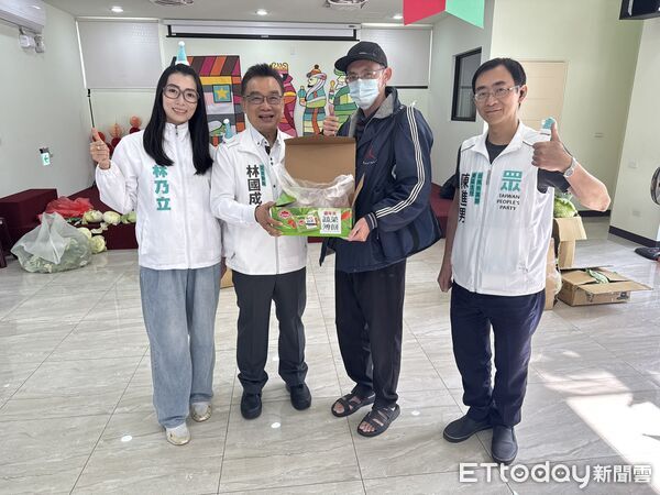 ▲立委林國成冬至南下台南永康,與林乃立一同走入永康基層區發送高麗菜,與鄉親分享補冬心意,現場氣氛溫馨。(記者林東良翻攝,下同)