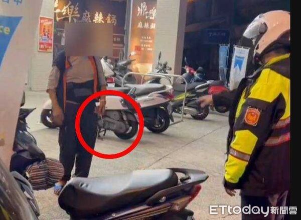 ▲彰化市鬧區有街友疑似喝酒拿鐮刀警方立即到場將人制伏。(圖/翻攝自彰化人大小事)