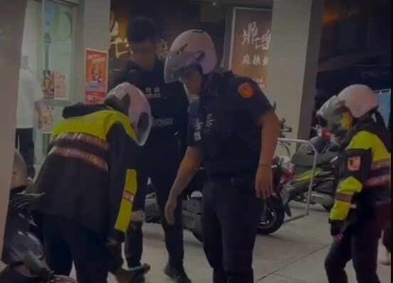 ▲彰化市鬧區有街友疑似喝酒拿鐮刀警方立即到場將人制伏。(圖/翻攝自彰化人大小事)