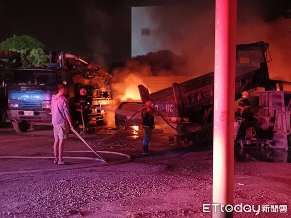 ▲▼高雄大寮深夜驚傳工廠大火,傳出爆炸聲。(圖/民眾提供)