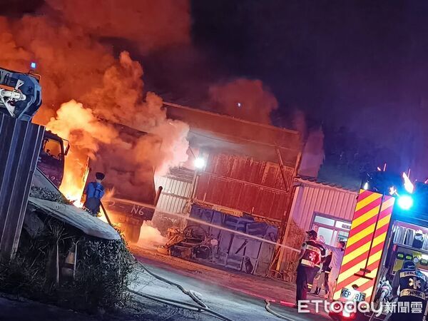 ▲▼高雄大寮深夜驚傳工廠大火,傳出爆炸聲。(圖/民眾提供)