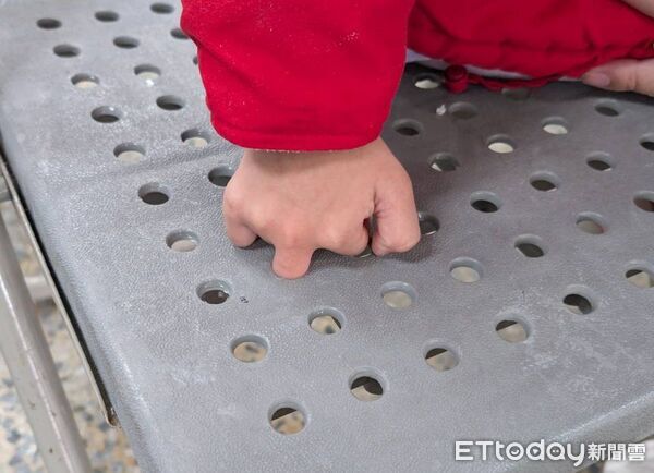 ▲苗栗頭份市2歲女童手指插入塑膠椅洞,消防人員又鋸又剪協助平安脫困。(圖/記者楊永盛翻攝)