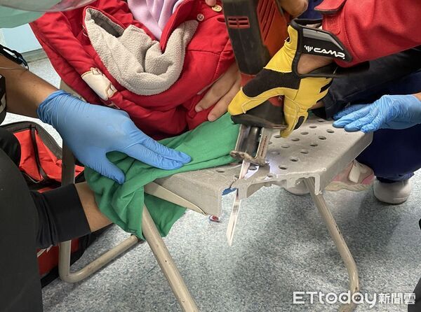▲苗栗頭份市2歲女童手指插入塑膠椅洞,消防人員又鋸又剪協助平安脫困。(圖/記者楊永盛翻攝)