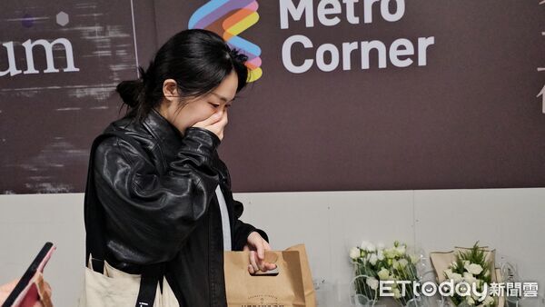 ▲▼1219隨機攻擊事件捷運台北車站M7出口弔念花束與卡片,不少路過民眾獻花,雙手合十為英勇的余先生悼念,還有不少花束以英文日文韓文祈福。(圖/記者呂佳賢攝)