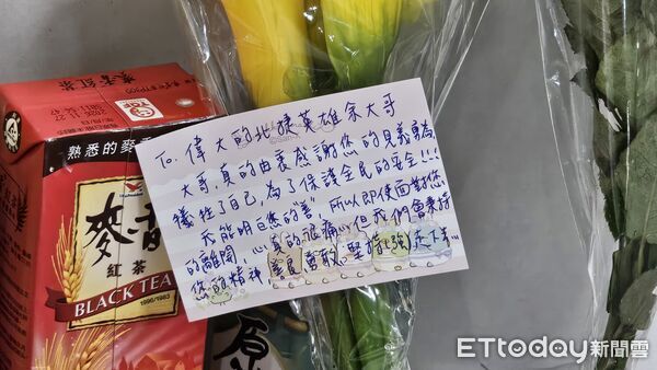 ▲▼1219隨機攻擊事件捷運台北車站M7出口弔念花束與卡片,不少路過民眾獻花,雙手合十為英勇的余先生悼念,還有不少花束以英文日文韓文祈福。(圖/記者呂佳賢攝)
