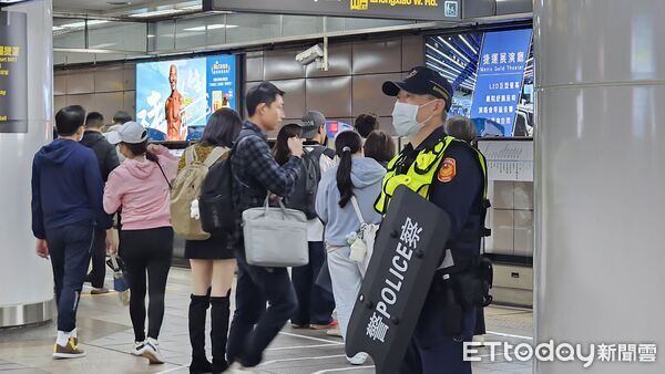 ▲▼1219隨機攻擊事件捷運台北車站板南線月台警察手持警用盾牌站崗。(圖/記者呂佳賢攝)