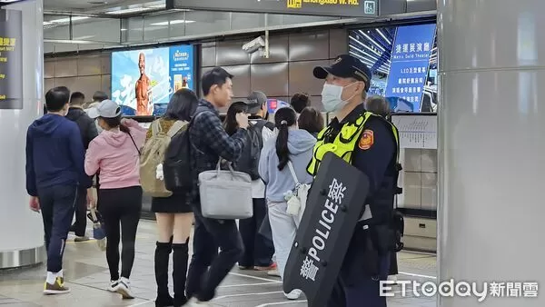 ▲▼1219隨機攻擊事件捷運台北車站板南線月台警察手持警用盾牌站崗。(圖/記者呂佳賢攝)