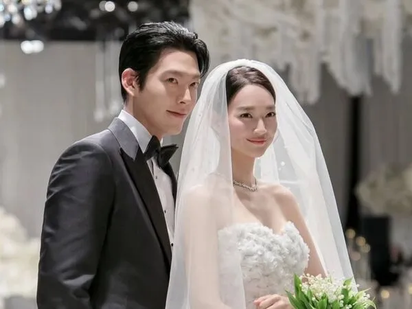 ▲▼申敏兒甜勾金宇彬入場!婚禮照曝光 夫妻倆準備「高級小禮」獲讚。(圖/翻攝自公司)