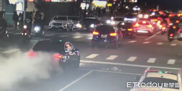 ▲▼左營白煙 。(圖/記者陳宏瑞翻攝)