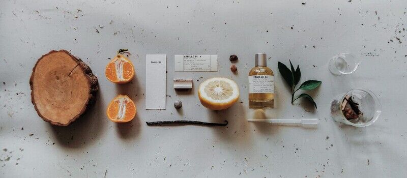 為什麼香草是香水界的「黑色黃金」?12 款必買推薦!從溫暖奶甜到清冷木質、性感煙燻通通有