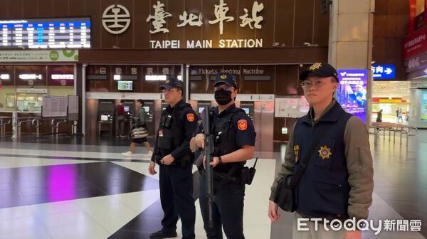 ▲有民眾預告捷運將在今日下午1時30分放置炸彈並引爆,全台8個共構車站加強戒備。(圖/記者張君豪翻攝)