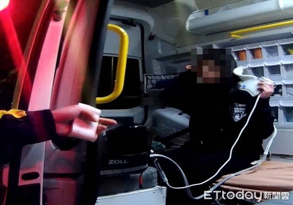 ▲警方對酒駕的吳女實施酒測其值竟高達1.23Mg/L。(圖/桃園警分局提供)