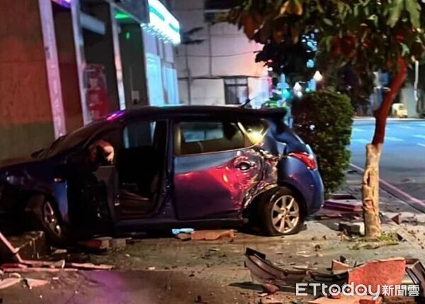 ▲吳姓女子喝得泥醉酒駕自撞社區牆面。(圖/桃園警分局提供、下同)